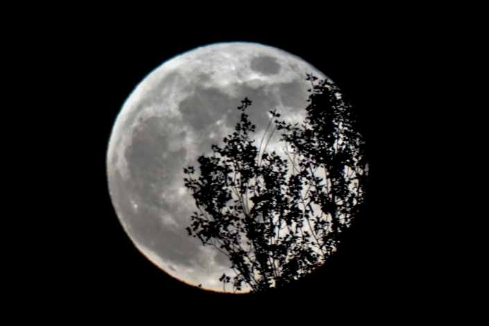 La luna si nasconde